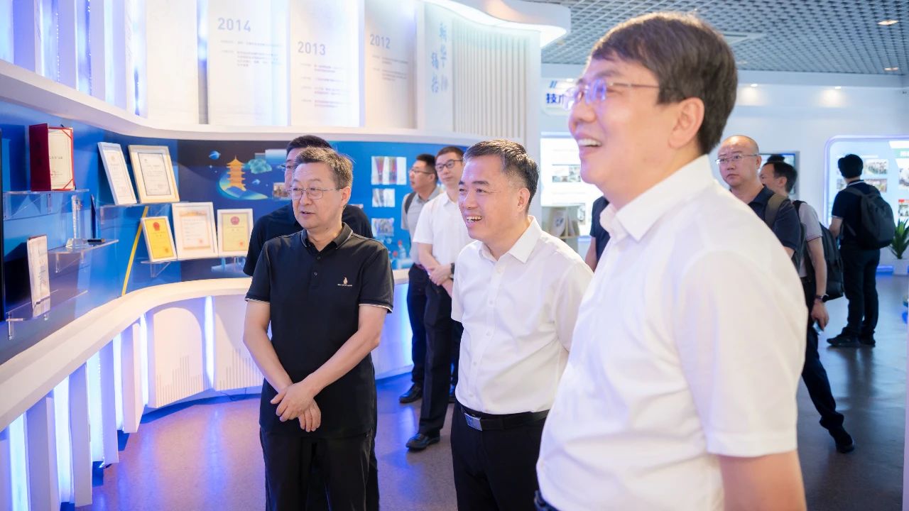 �A�S��W(xu��)�hί��(sh��)ӛ�����i���ϰ���ί��(sh��)ӛ����ɭһ�Ё�(l��i)��˾�����{��